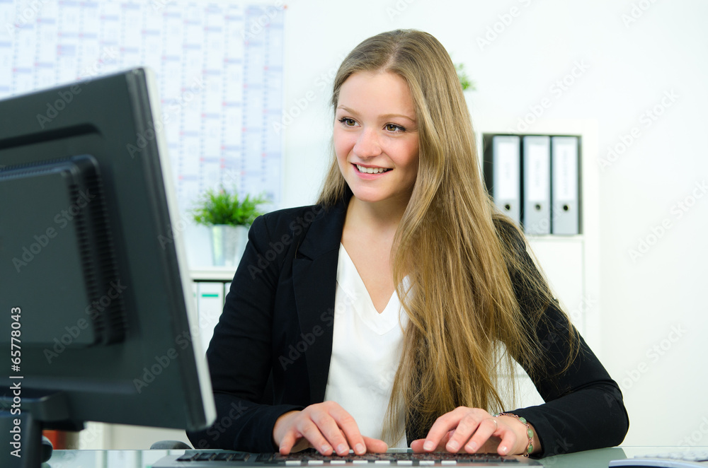 Stockfoto junge Frau PC